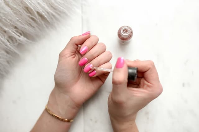Esmalte em gel causa câncer? Veja produtos proibidos pela Anvisa