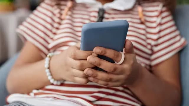 Plataforma de IA processada por caso de suicídio vai proibir menores de usarem seus chatbots livremente